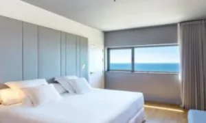 Un dormitorio con una cama y vista al mar.