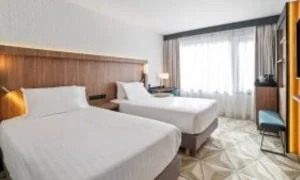 Una habitación de hotel con dos camas y televisión.